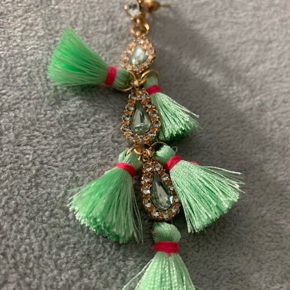 Beautiful New dangling green earrings. No tags. - Picture 4 of 6